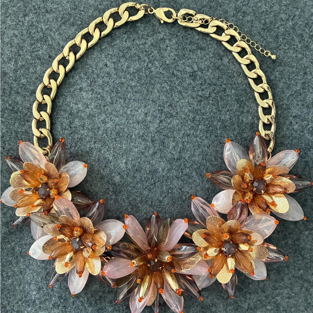 Elegant Floral Necklace in Gold and Pink Tones